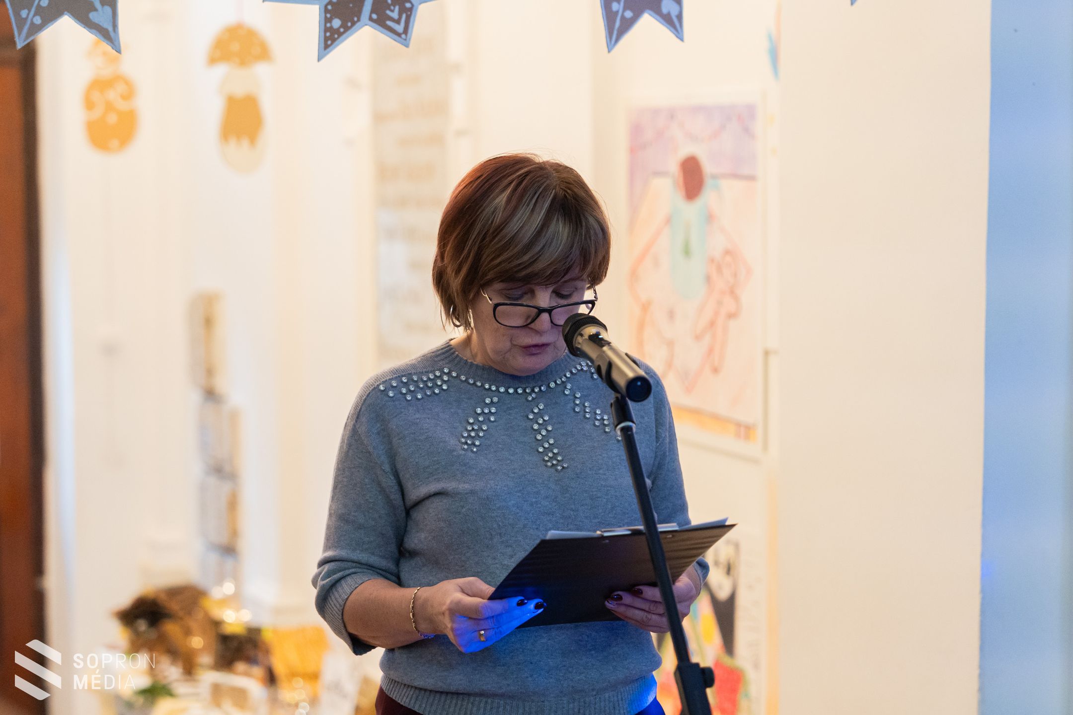 14 karácsonyfát adományoztak a Szent Orsolya Iskola alsó tagozatos diákjai a Tanulmányi Erdőgazdasággal karöltve a Soproni Gyógyközpontnak