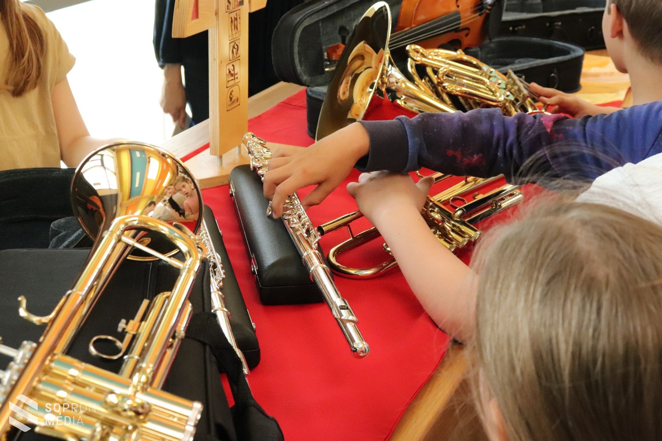 Hangszerekkel támogatta a Hunyadi zeneművészeti képzését a Rotary Club Sopron
