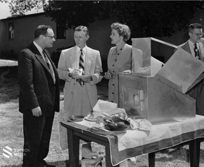 Telkes Mária bemutatja a napkemencét a Ford Alapítvány képviselőjének, 1953 