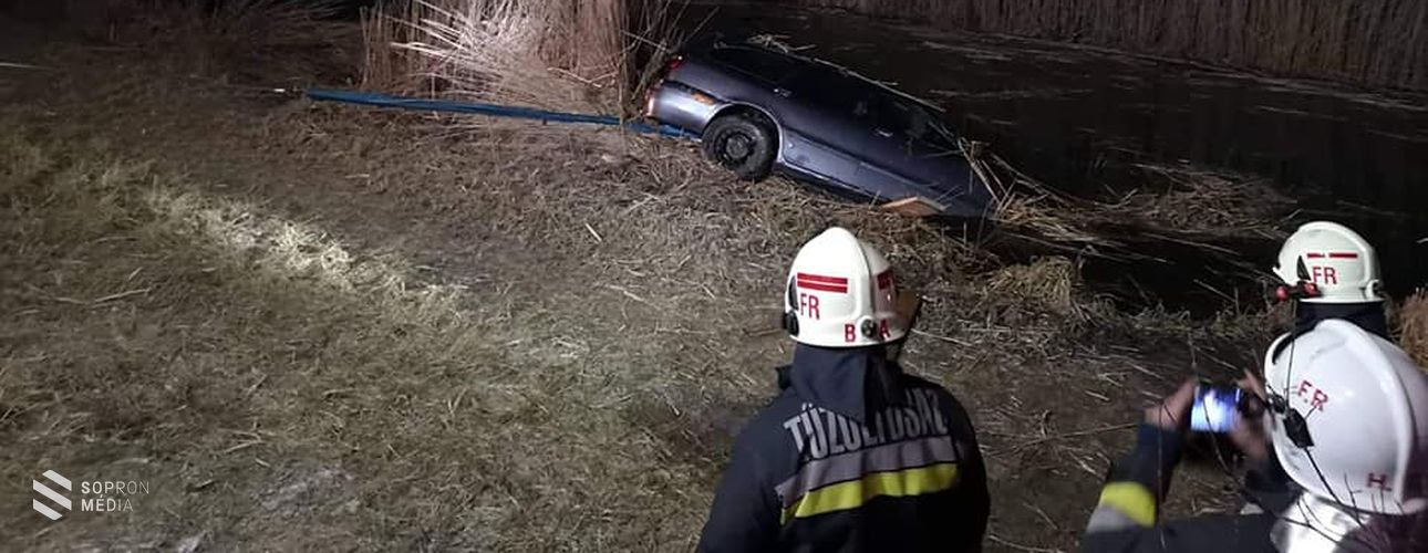 Csatornába csúszott egy autó Fertőrákos határában 