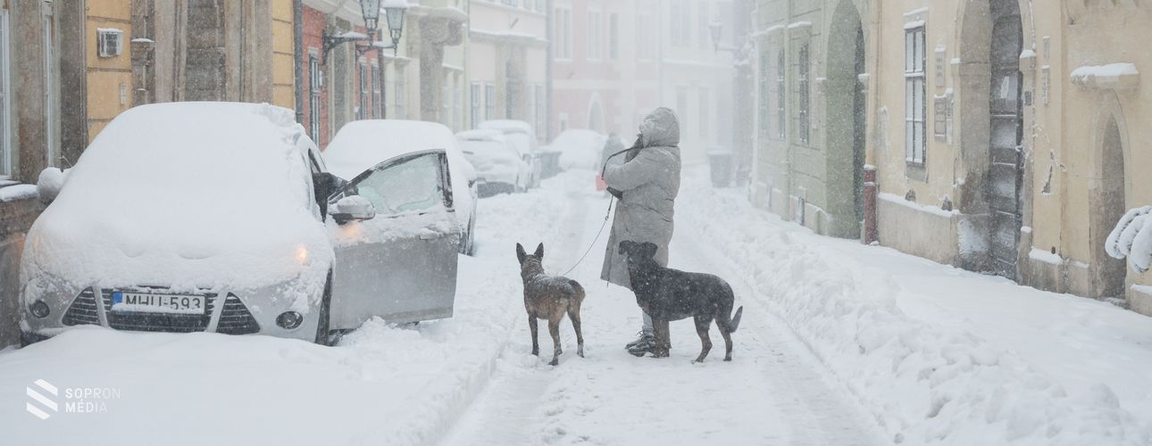 Rendületlenül esik a hó Sopronban