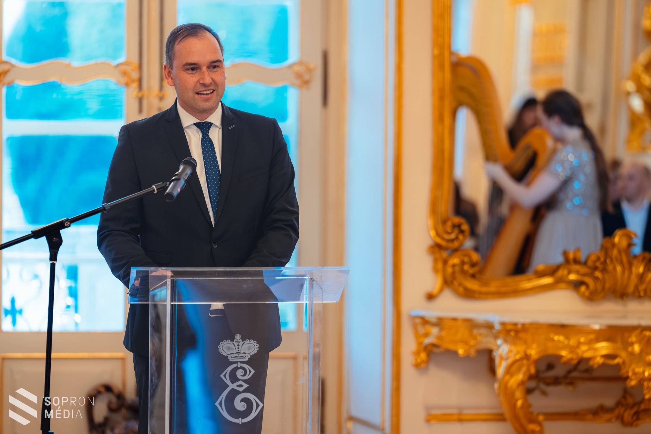 Fénybe borult az Esterházy-kastély parkja – fénykiállítást nyitottak az udvarban