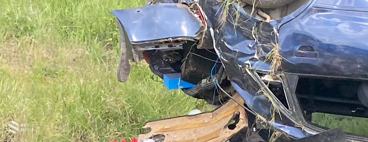 Árokba hajtott egy autó a 84-es főúton