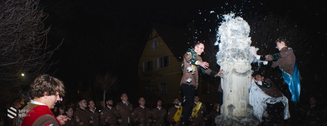 Ritkán látott fotók a soproni hattyútollazásról