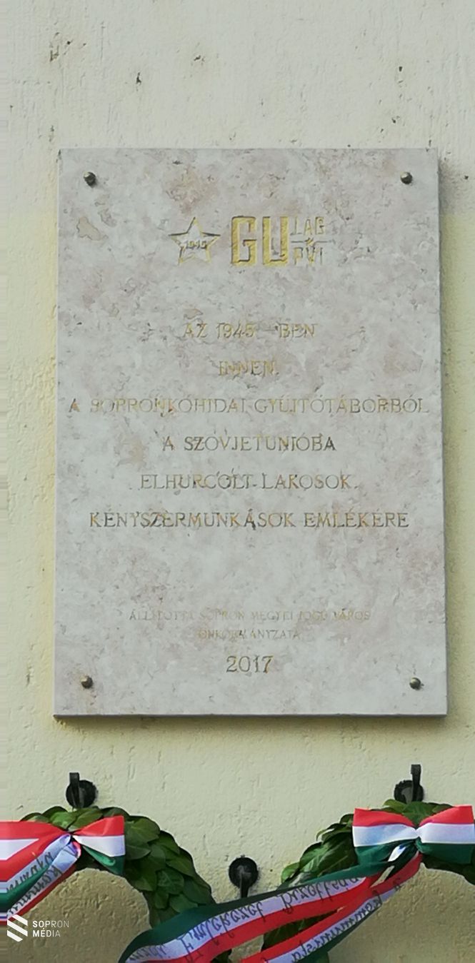 Sopron Megyei Jogú Város Önkormányzata 2017-ben állíttatott emléktáblát a Sopronkőhidai Fegyház és Börtön bejárata mellett az 1945-ben a sopronkőhidai gyűjtőtáborból a Szovjetunióba elhurcolt lakosok, kényszermunkások emlékére. 