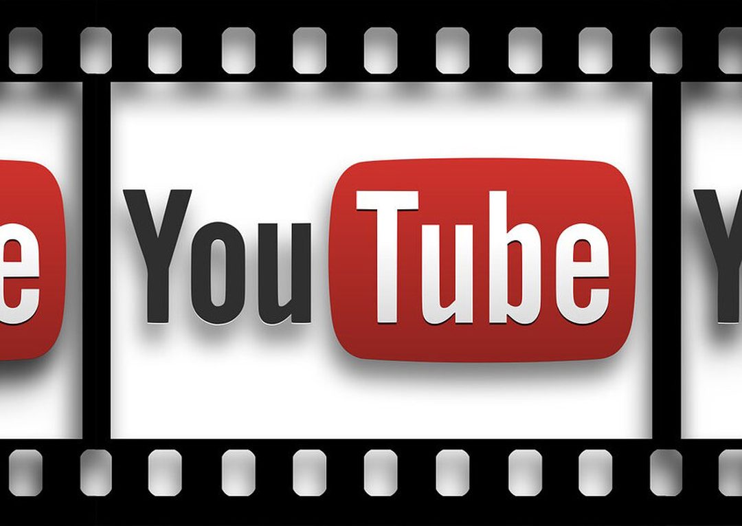 YouTube-logó filmszalag kockáiban, fehér háttéren