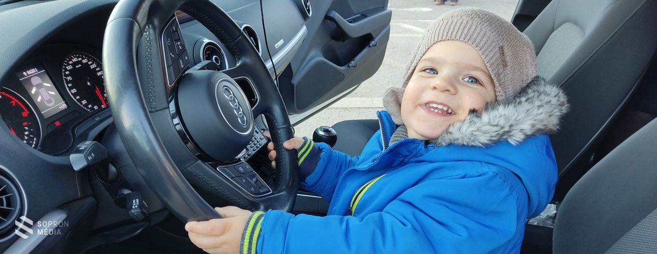 Rendőrautóval utazhatott Barnabás haza az óvodából