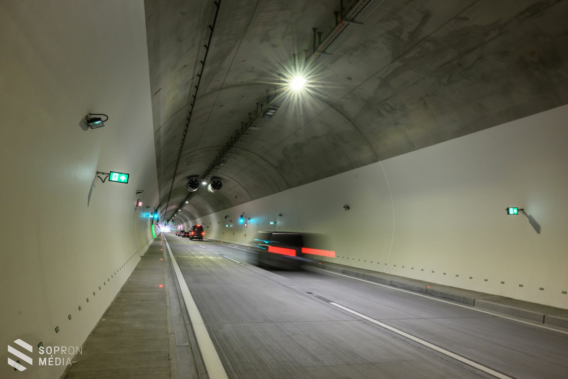 Orbán Viktor miniszterelnök adta át az M85-ös utat és a Bécsi-dombi alagútpárt a hűség napján