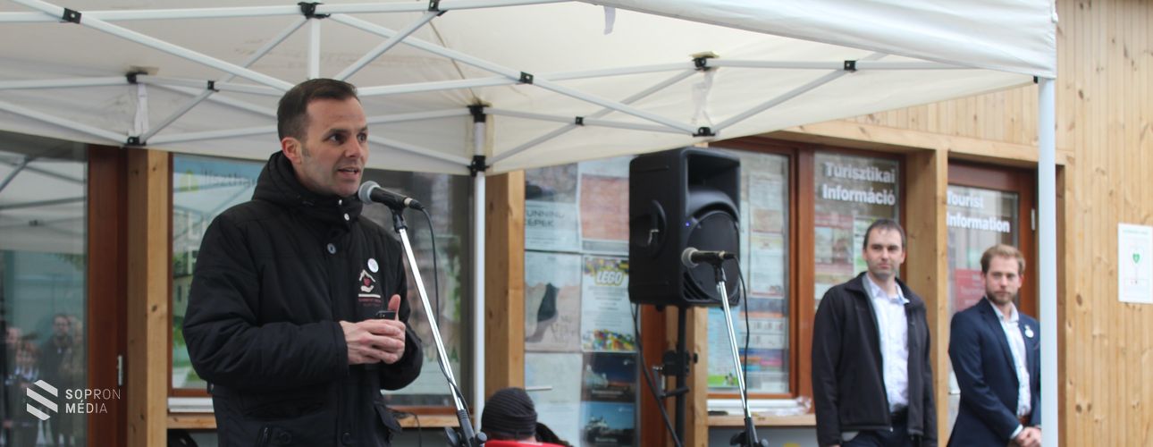 Defibrillátort adományoztak Sopronnak, ami a várkerületi Infopontban elérhető (fotók)