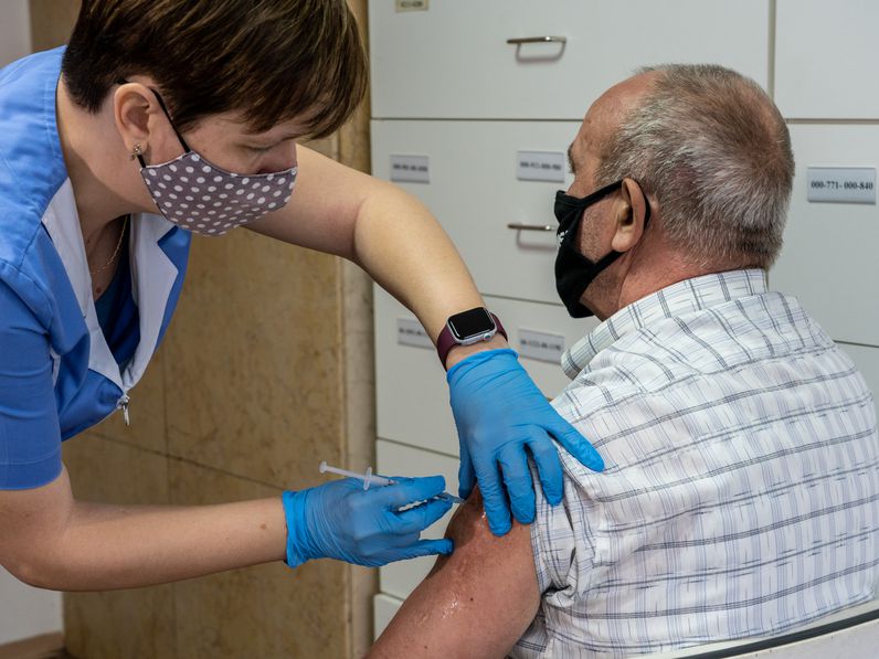 Jó ütemben halad a koronavírus elleni vakcinák beadása Sopronban 