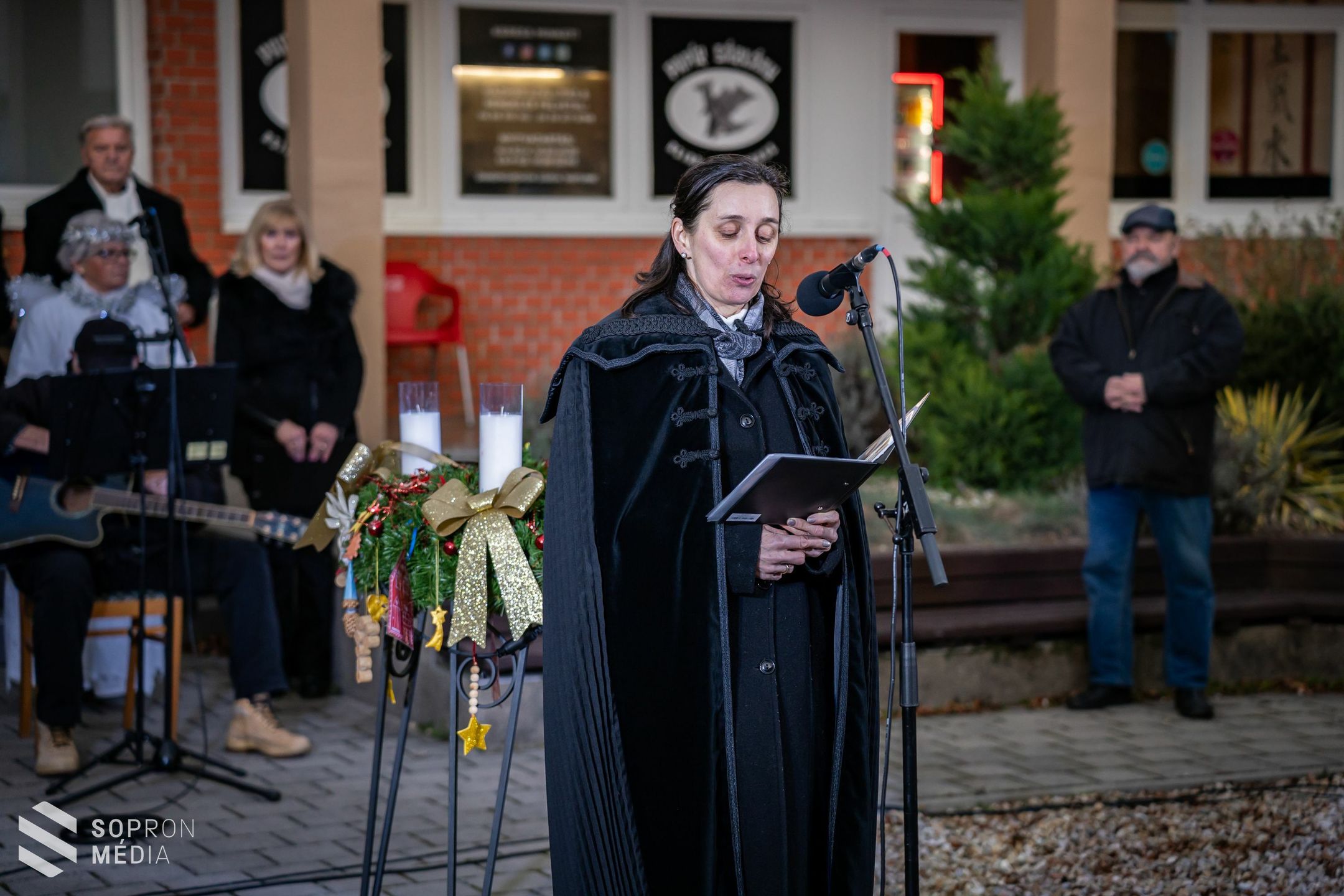 Meghitt adventi gyertyagyújtás a Jereván lakótelepen