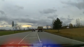 Durva előzés a 85-ös főúton - civil autóból ellenőriztek a rendőrök - VIDEÓ