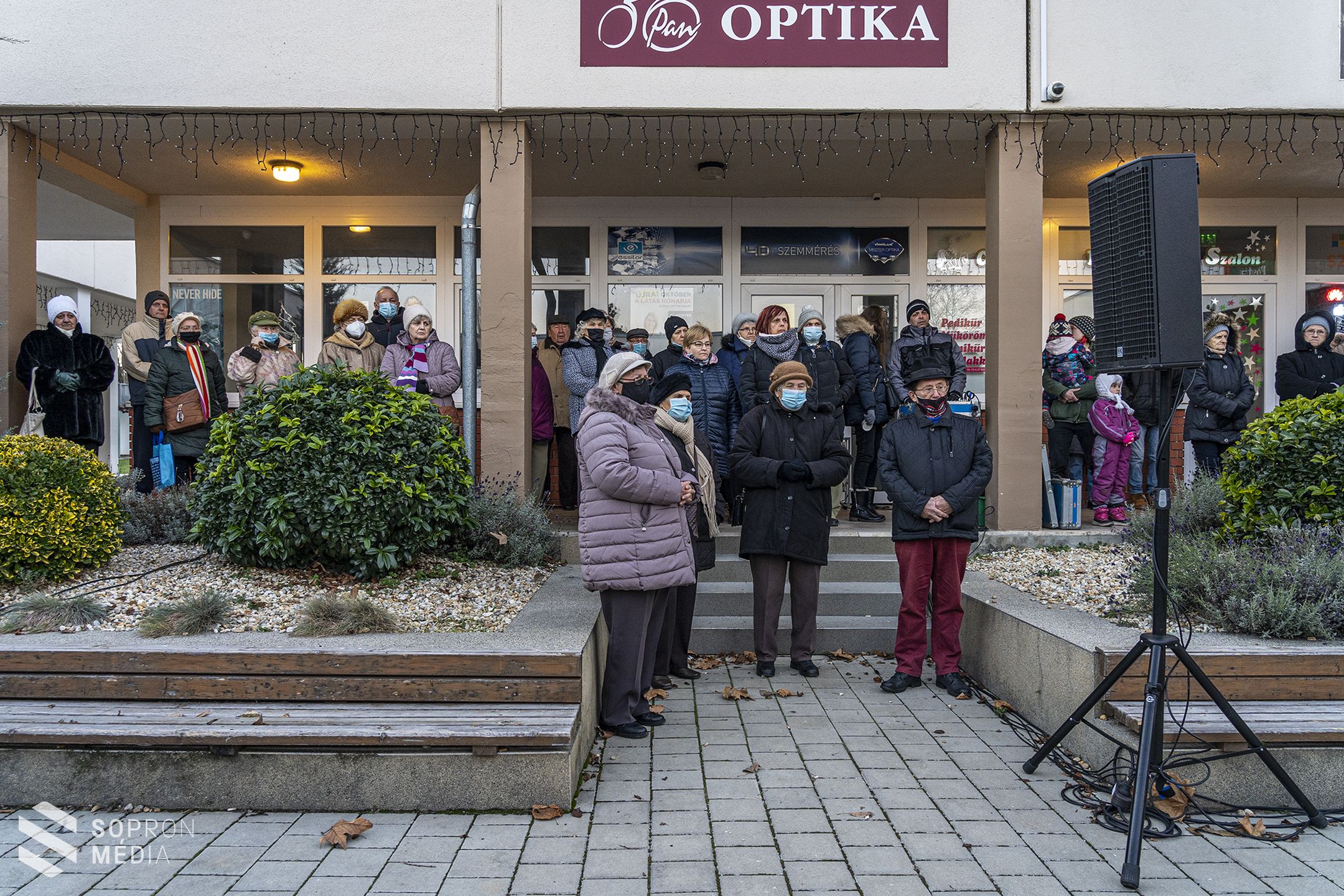 Fellobbant a negyedik adventi gyertyaláng a Jerevánon