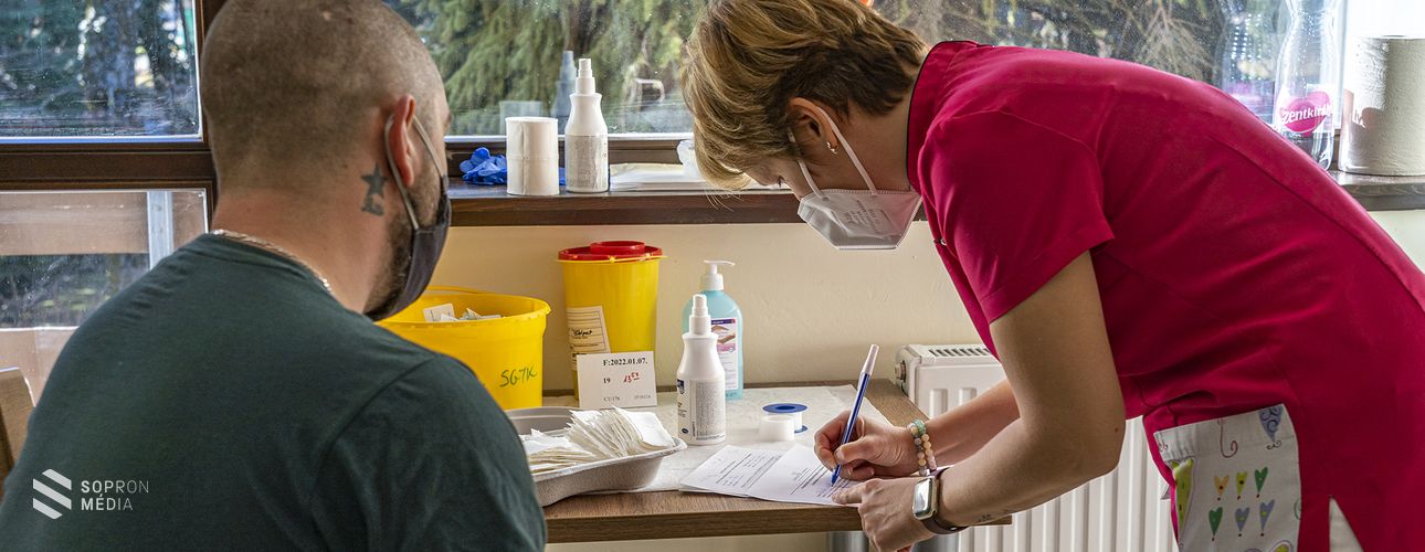 Több mint ötszázan oltattak az idei első akciónapon Sopronban