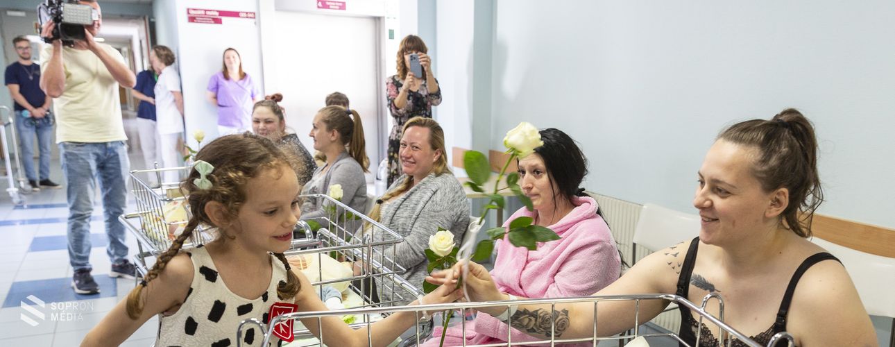 A kismamákat köszöntötték anyák napja alkalmából