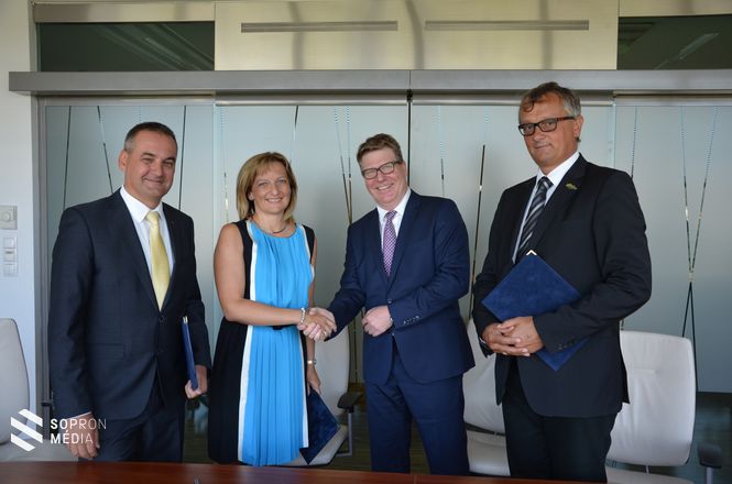 A képen Dávid Ilona, a GYSEV Zrt. elnöke, Kövesdi Szilárd, a GYSEV Zrt. vezérigazgatója, valamint Christian Spichiger és Dunai Zoltán, a Stadler Konzorcium képviselői láthatók.