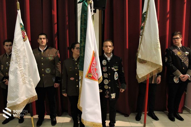 A két történelmi és az új zászló