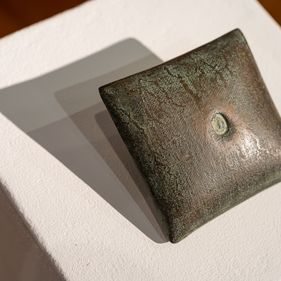 Ünnepélyes keretek között nyílt meg az "Átmenet" című éremművészeti kiállítás a Lábasházban