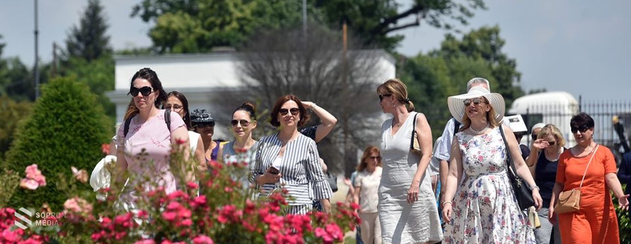 Herczegh Anita külképviseletek házastársait hozta vendégségbe