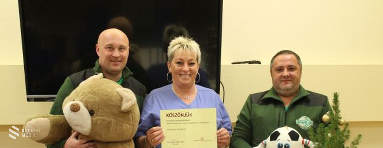 Plüssjátékokat ajándékozott a kórházban ápolt gyerekeknek a Vitnyédi SE