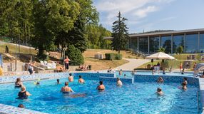 Strandok éjszakája: zenés vízitorna és táncos ritmusok a Lőver strandon