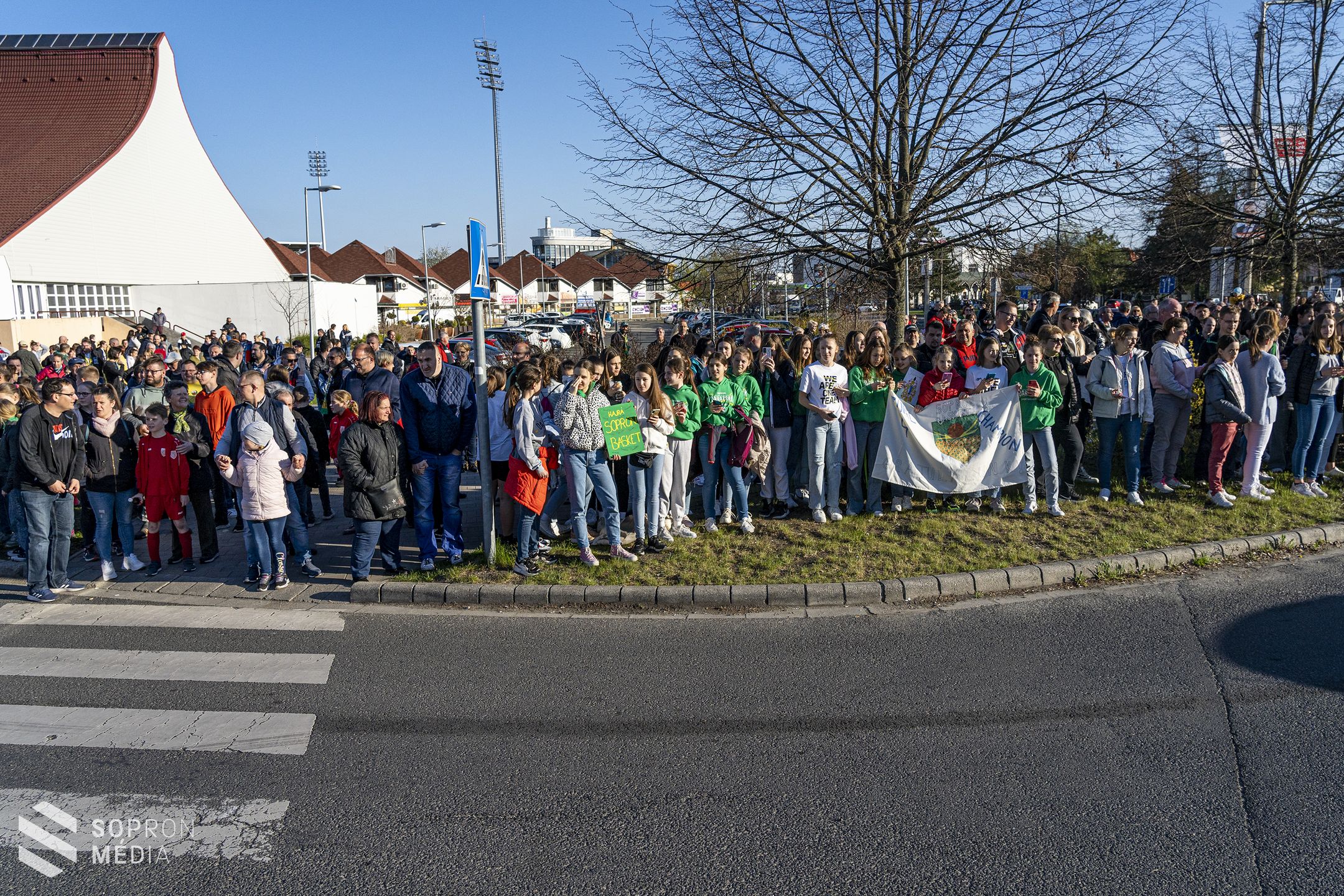 Fergeteges hangulattal fogadták a szurkolók az Euroliga-győztes Sopron Basketet