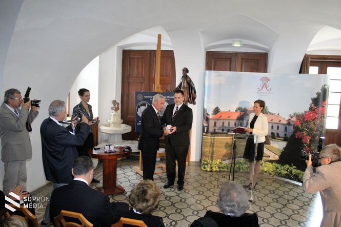 Firtl Mátyás és Windisch László az emlékérmével