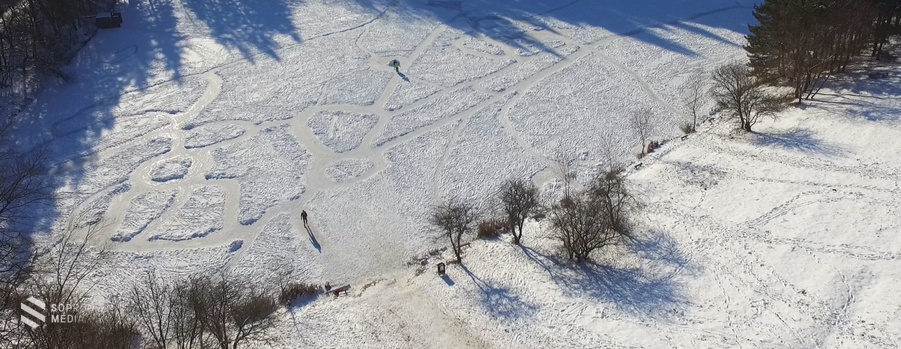 Ilyen a havas, fagyos Fehér úti tó környéke (videó)