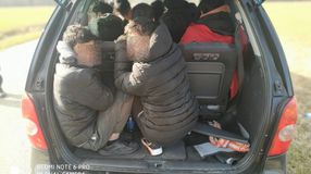 Tizenkét migránssal az autójában fogták el a rendőrök az embercsempészt