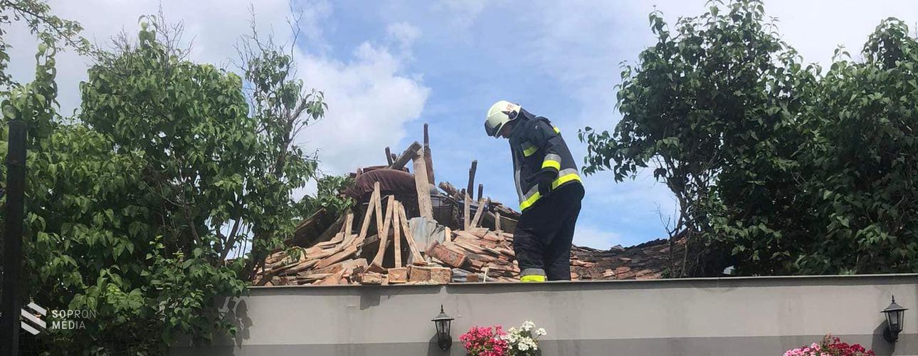 Összedőlt melléképülethez riasztották a soproni és a fertőrákosi tűzoltókat