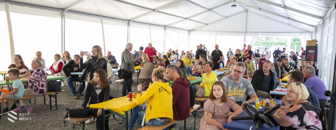 Közösségépítő családi piknik a koronázódombi új parkban