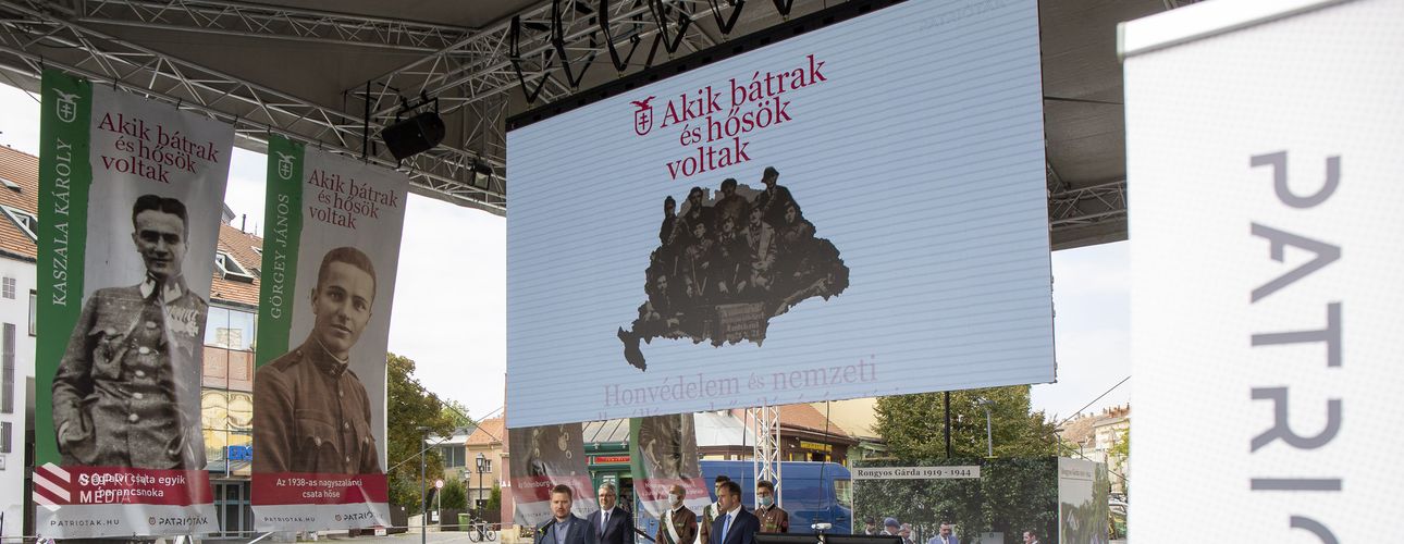 "Akik bátrak és hősök voltak" - kiállítás a belvárosban