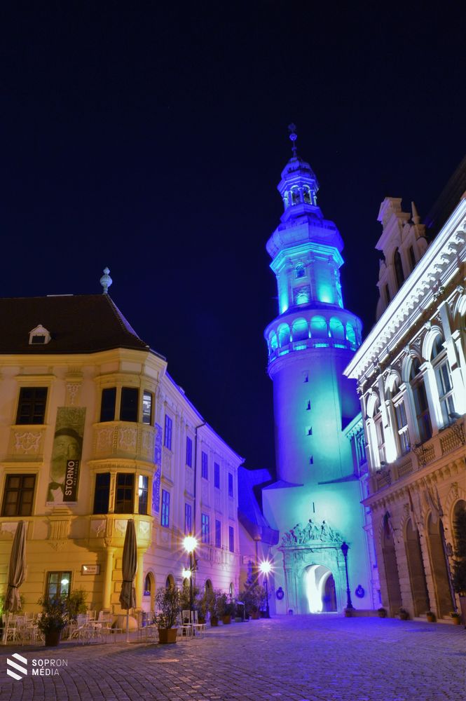 Kék színbe öltözött a Tűztorony