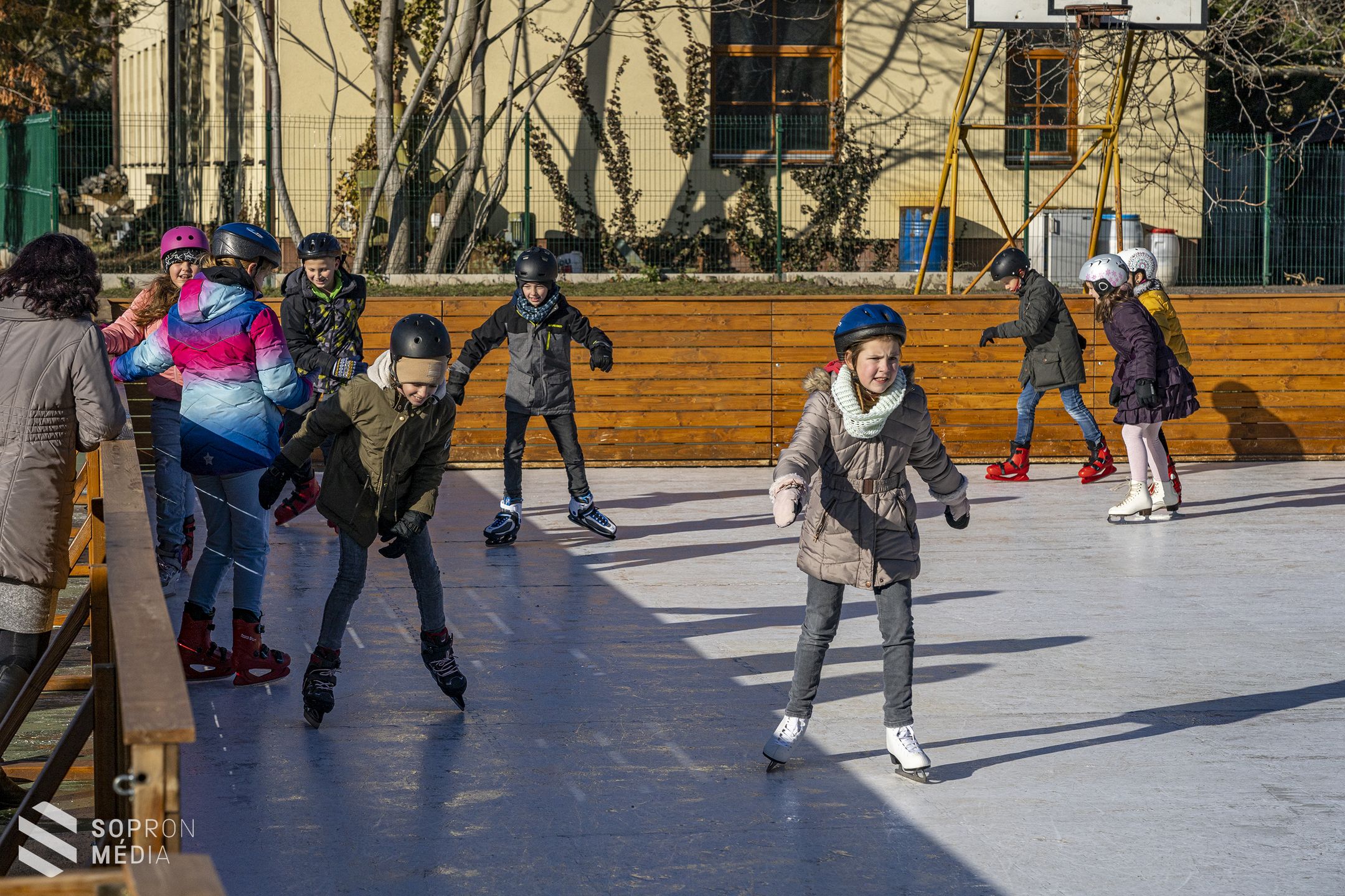Korcsolyapálya a Hunyadi Evangélikus Iskola udvarán