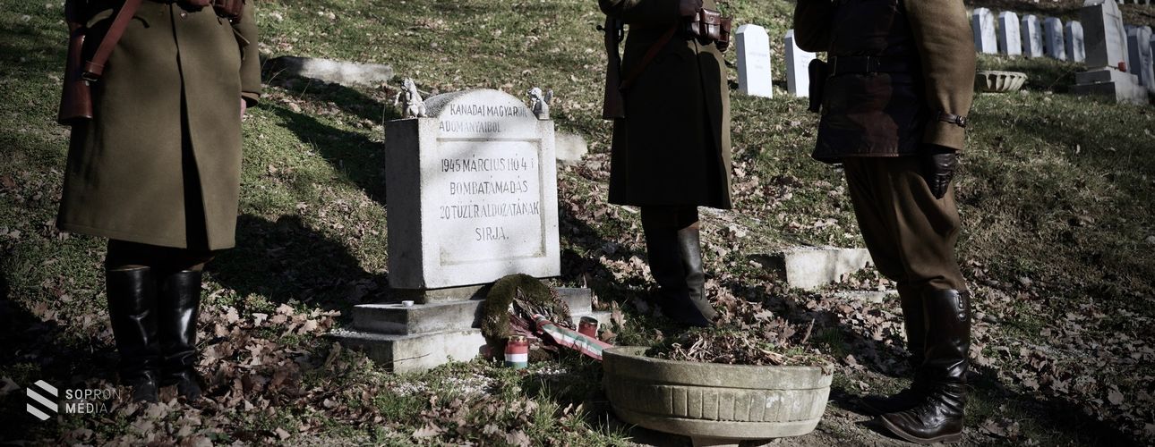 Gyertyagyújtással és koszorúzással emlékezek a március 4-i bombatámadás áldozataira