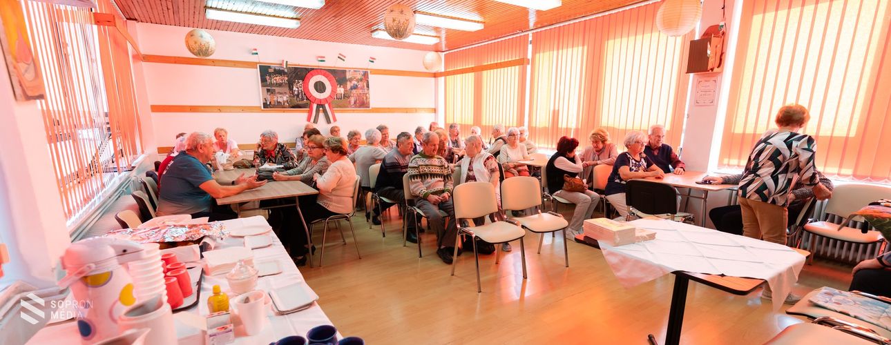 Irodalmi teadélutánt tartottak a Lővéri Nyugdíjas Klubban