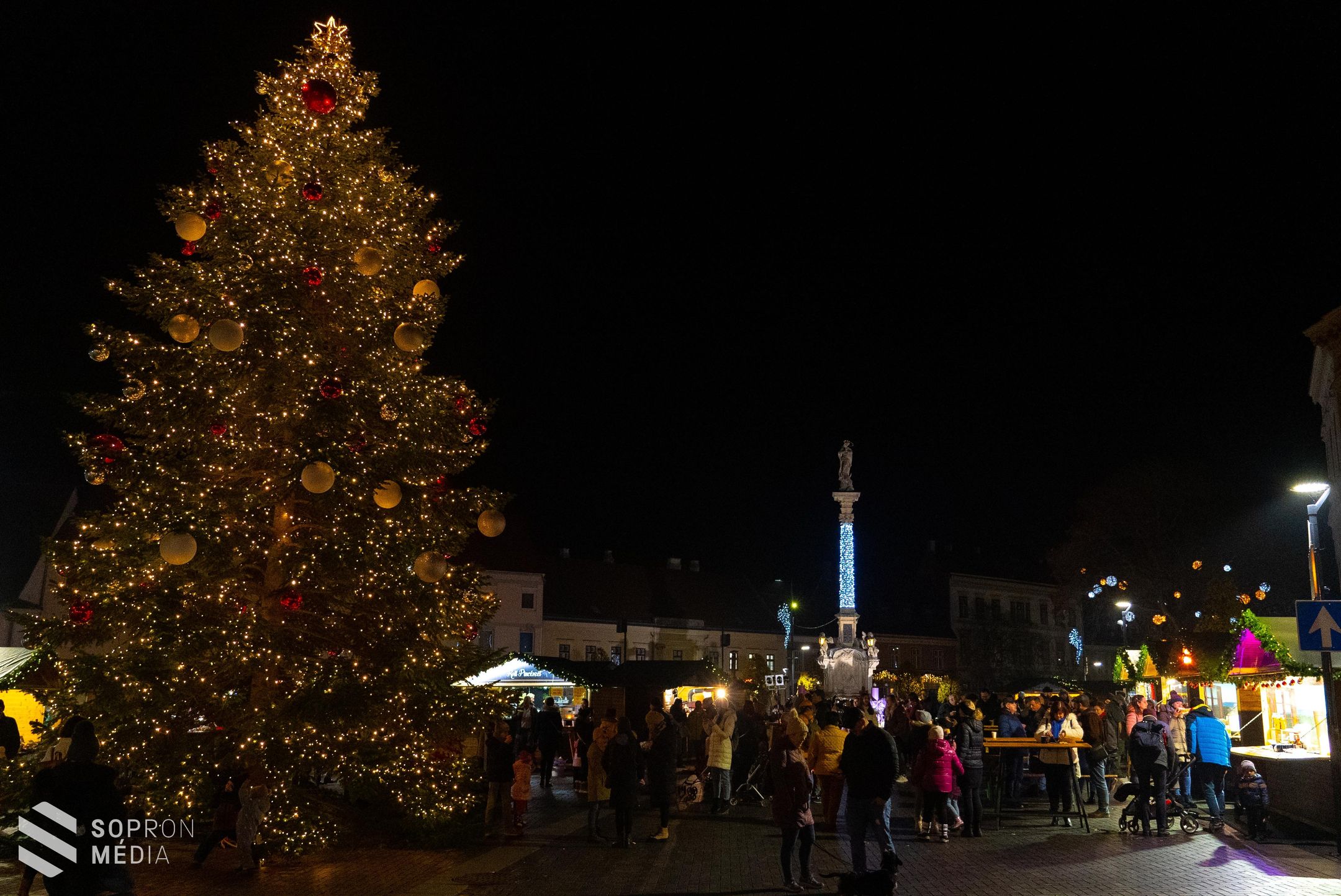 Újra világítanak az ünnepi fények Sopronban! Kitárta kapuit az adventi vásár!