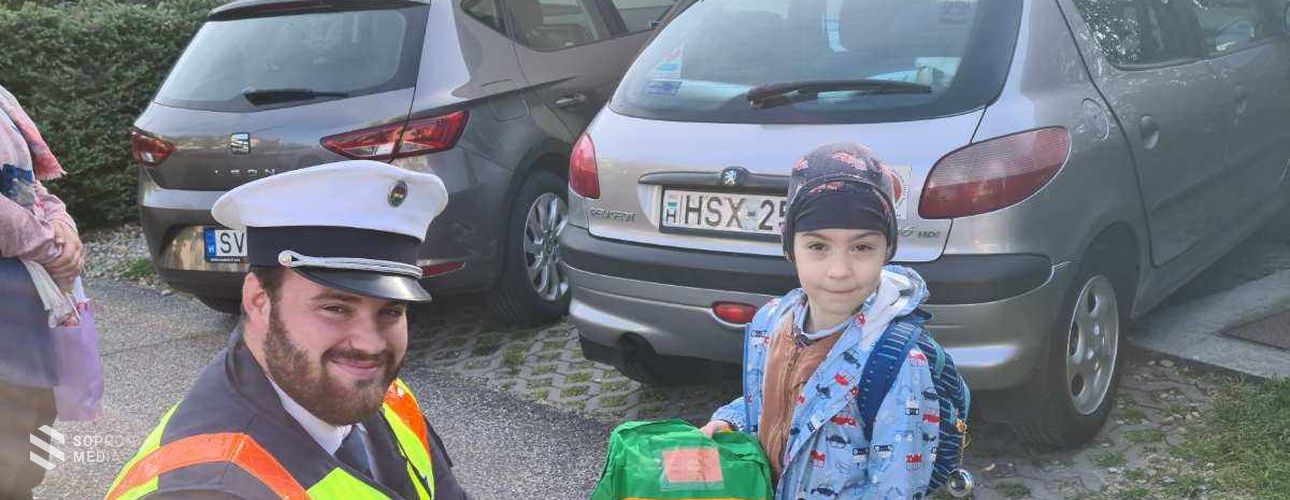 Rendőrök köszöntötték fel a születésnapján Mátét