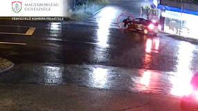 Nem foglalkozott vele, hogy a motorháztetőn kapaszkodik a sértett