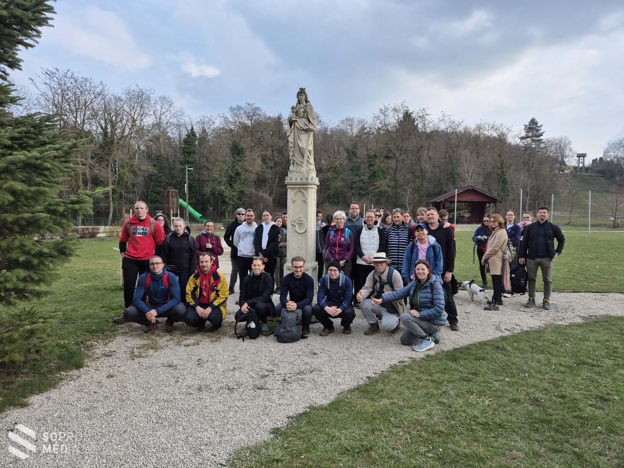 Tavaszköszöntő túrát szerveztek a Soproni-hegységben