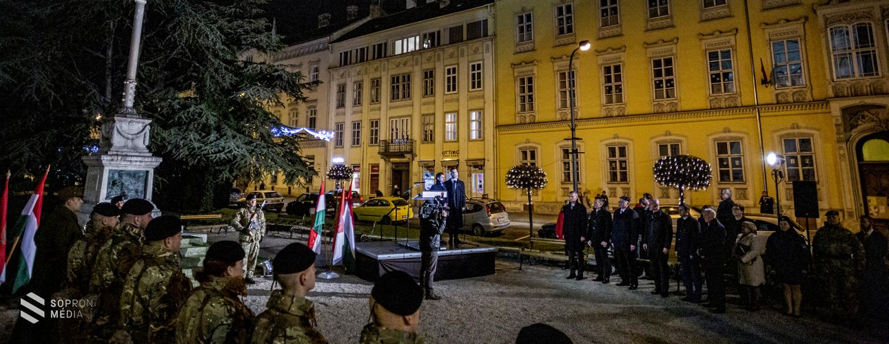 A Hűségzászlónál ünnepelt a város