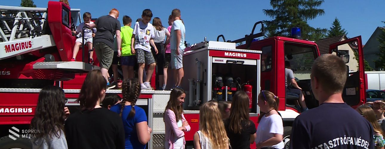 Meghódították a gyermekek a soproni tűzoltóságot