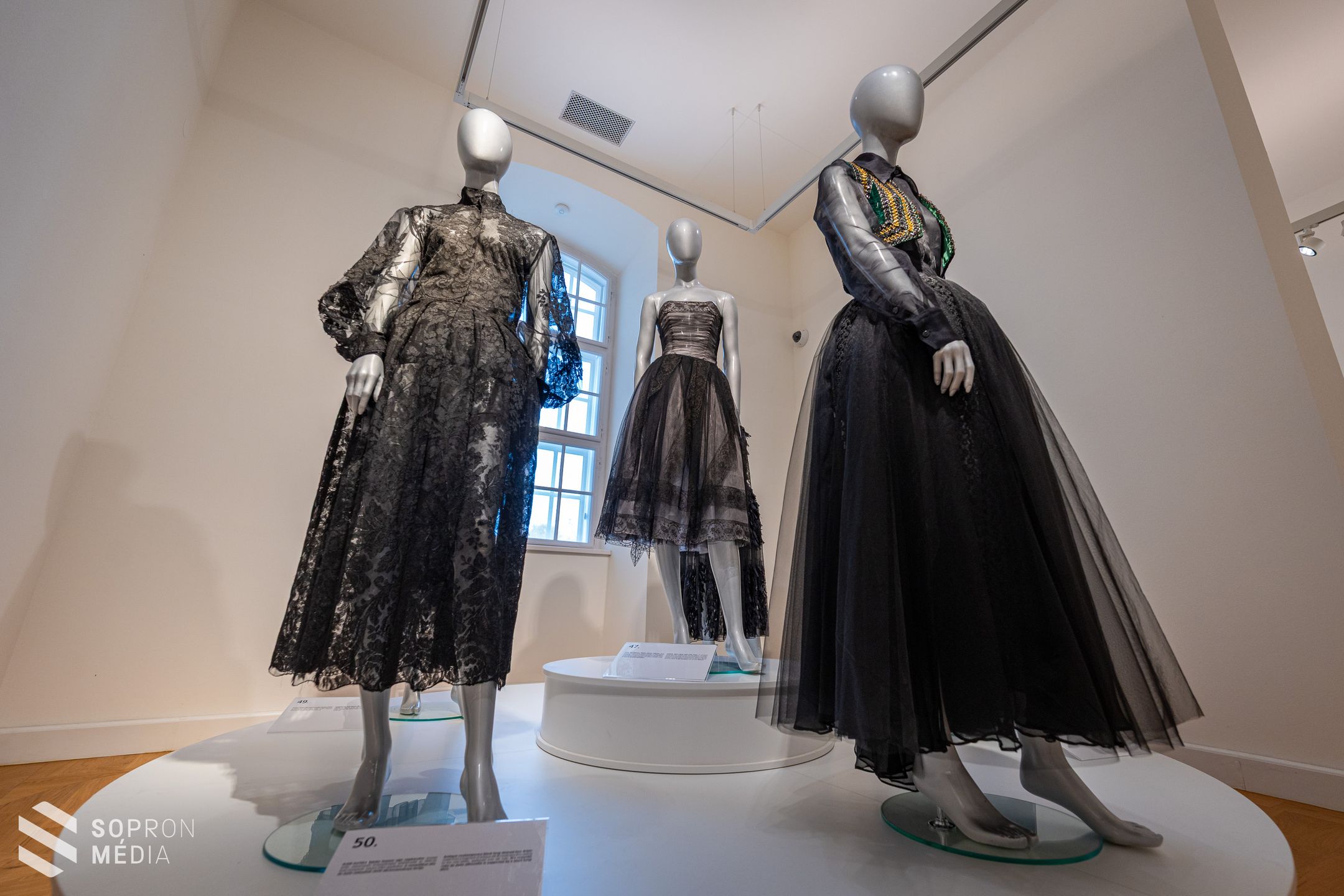 Megnyílt Zoób Kati divatkiállítása a fertődi Esterházy-kastélyban