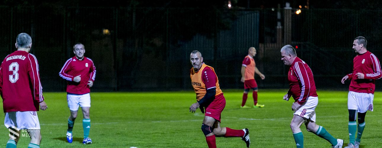 Barátságos csata a pályán – a Parlament csapata Sopron közéleti válogatottjával játszott futballmérkőzést