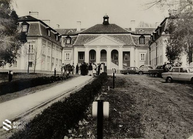 A felújított kastély, ma idősek szociális otthona. Az átadás 1986. áprilisban volt.