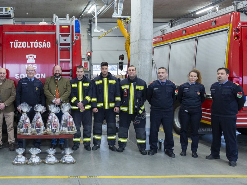A TAEG Zrt. ajándékcsomagokkal köszönte meg a Katasztrófavédelem egész éves munkáját