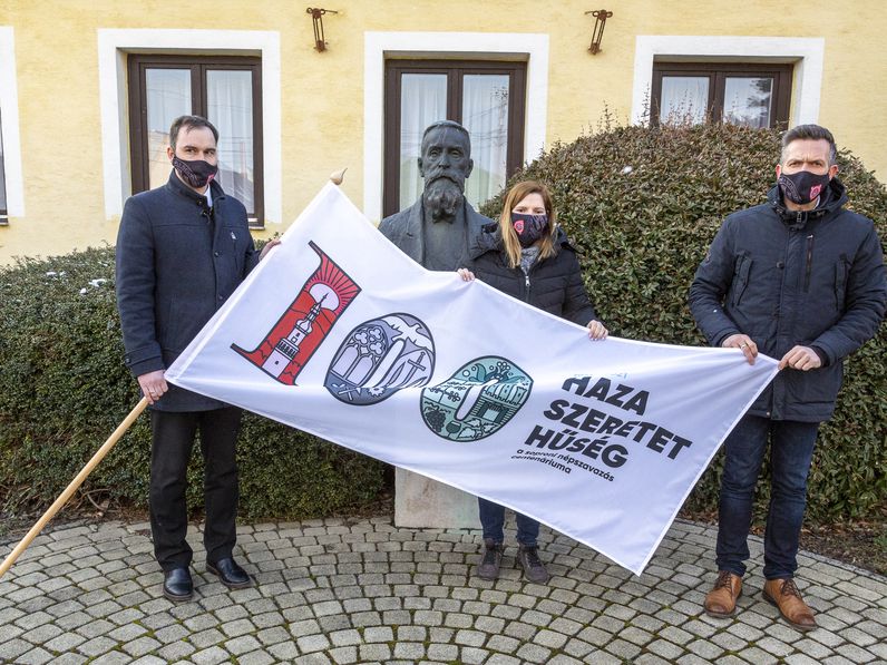 Újabb három településen lobognak már a centenáriumi zászlók
