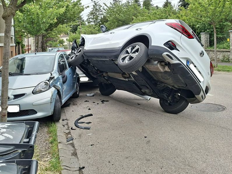 Parkoló autóknak hajtott egy személygépkocsi Sopronban