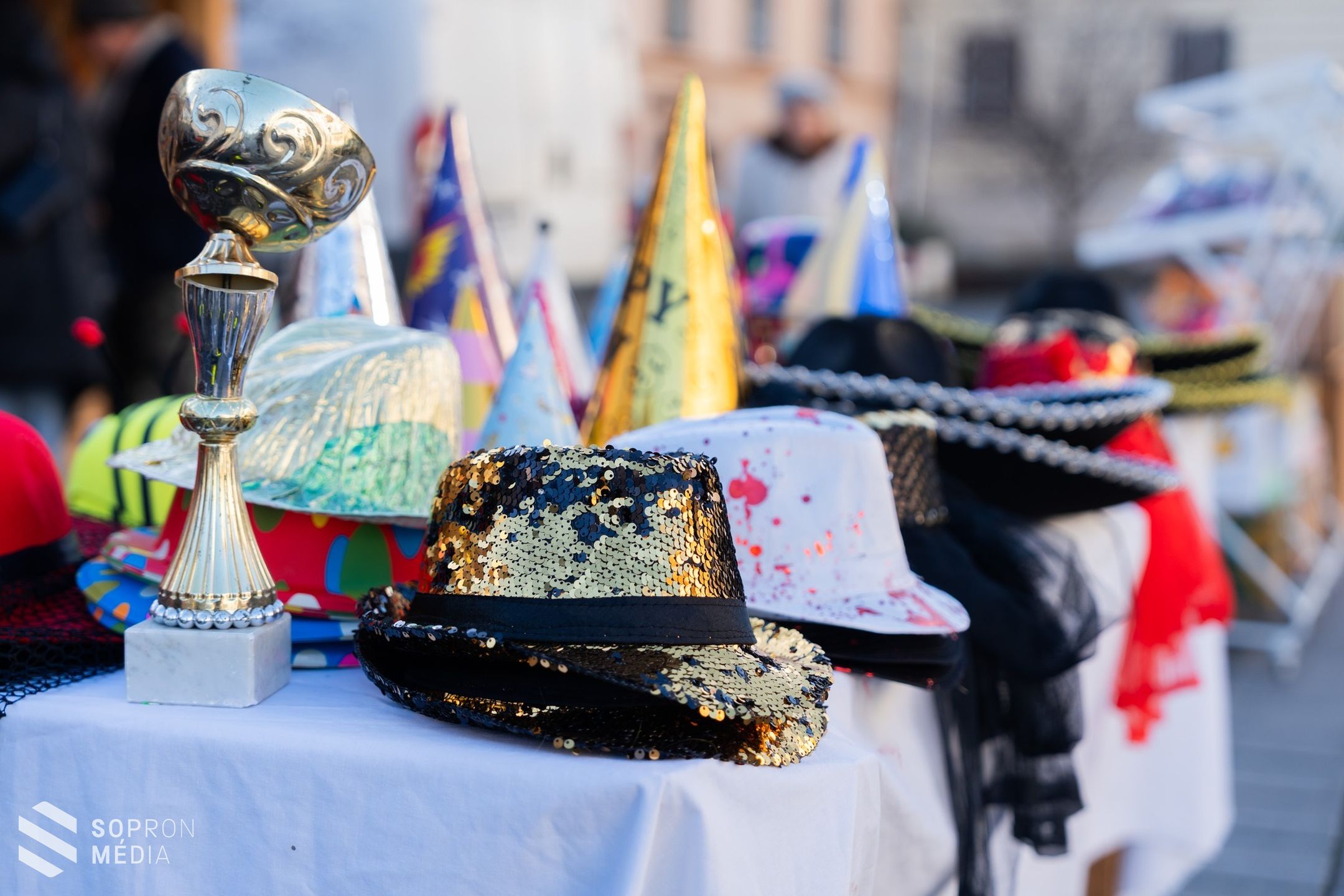 Álarcok és konfettik Sopron utcáin - az árusok is készülnek az év utolsó éjszakájára