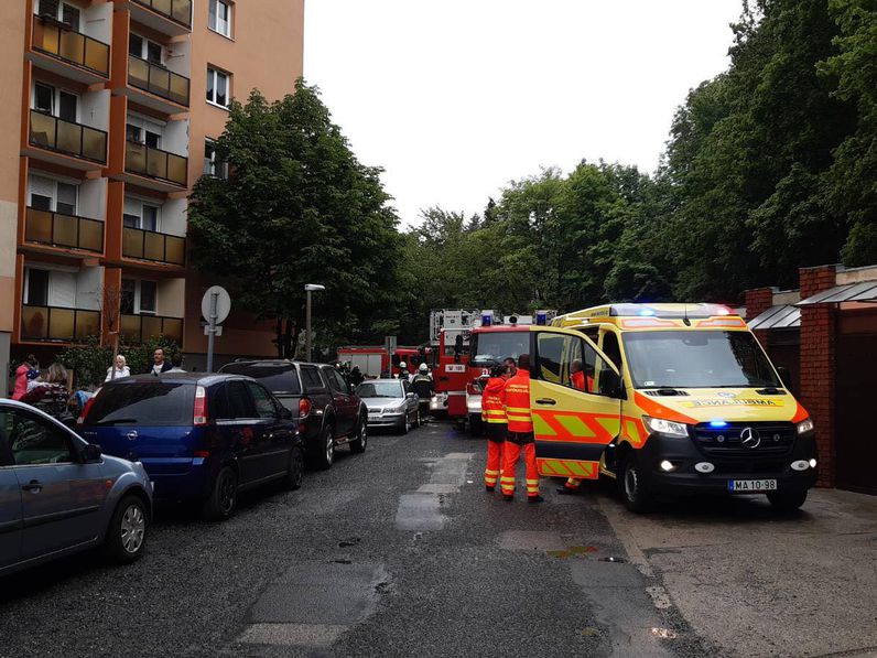 FRISSÍTVE! - Tűz ütött ki egy soproni társasház kukatárolójában - három embert szállítottak kórházba

